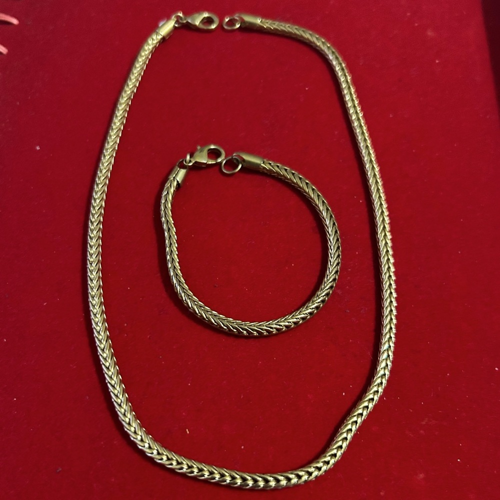 Elegant Gold Necklace and Bracelet Set
